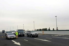 Chốt trạm cầu Bạch Đằng, thị xã Quảng Yên, tỉnh Quảng Ninh. (Ảnh: TTXVN)