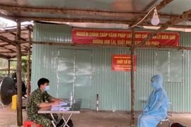 Lực lượng chức năng lập biên bản, lấy lời khai các đối tượng. (Ảnh: TTXVN phát)