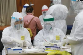 Lực lượng y tế lấy mẫu, xét nghiệm cho công nhân Công ty Samsung Electronics Việt Nam. (Ảnh: TTXVN phát)