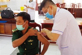 Tiêm chủng vaccine ngừa bệnh viêm đường hô hấp cấp COVID-19. (Ảnh: TTXVN phát)