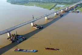 Cầu Vĩnh Tuy 2 dài 3,5km, rộng 19,25m, với bốn làn xe (hai làn xe cơ giới, một làn xe buýt, một làn tổng hợp và dải đi bộ. (Ảnh: Huy Hùng/TTXVN)