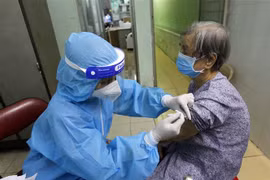 Các y bác sỹ bệnh viện Phú Nhuận thực hiện tiêm vaccine cho người trên 65 tuổi, người có bệnh nền tại Trung tâm y tế phường 11, quận Phú Nhuận, TP.HCM. (Ảnh minh họa: Thanh Vũ/TTXVN)