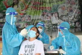 Test nhanh COVID-19 cho người dân Bình Dương. (Ảnh: TTXVN phát)