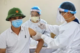 Tiêm vaccine cho người dân Hà Nội. (Ảnh: TTXVN)