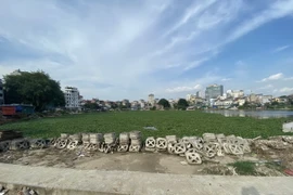Hồ Linh Quang (quận Đống Đa, Hà Nội) chưa thể thi công do 12 hộ dân chưa bàn giao mặt bằng. (Ảnh: Mạnh Khánh/Vietnam+)