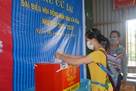 Cử tri thôn 11, xã Cư San đi bầu cử lại. (Ảnh: Hoài Thu/TTXVN)