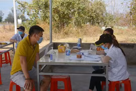 Người dân khai báo y tế. (Nguồn: TTXVN)