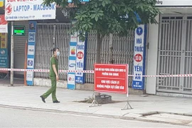 Đường phố Tôn Đức Thắng, thành phố Vĩnh Yên vắng vẻ, nhiều hàng quán đóng cửa để phòng chống COVID-19. (Ảnh: Nguyễn Trọng Lịch/TTXVN)