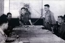 Đại tướng Võ Nguyên Giáp cùng Bộ Tổng tham mưu, Bộ Tư lệnh Miền và Tư lệnh Bộ đội Trường Sơn Đồng Sỹ Nguyên bàn kế hoạch tác chiến, chuẩn bị Chiến dịch Đường 9 - Nam Lào tại một cánh rừng Trường Sơn (1971). (Ảnh: Tư liệu TTXVN)