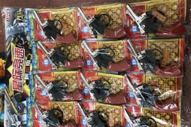 Súng đồ chơi không rõ nguồn gốc xuất xứ bị lực lượng chức năng thu giữ. (Ảnh TTXVN phát)