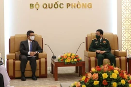 Bộ trưởng Bộ Quốc phòng Phan Văn Giang tiếp ngài Denny Abdi - Đại sứ Đặc mệnh toàn quyền Cộng hòa Indonesia tại Việt Nam. (Ảnh: TTXVN phát)