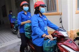 Đội hình 'shipper áo xanh' phường 11, thành phố Cao Lãnh (Đồng Tháp) giúp nông dân trên địa bàn tiêu thụ 200kg nông sản (dưa leo). (Ảnh: Chương Đài/TTXVN)