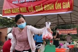 Gian hàng bình ổn giá. (Ảnh: K GỬIH/TTXVN)