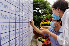 Ủy ban Bầu cử thành phố Cần Thơ cập nhật số liệu cử tri đi bầu cử. (Ảnh: Thanh Liêm/TTXVN)