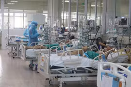 Điều trị cho các bệnh nhân mắc COVID-19. (Ảnh: TTXVN phát)