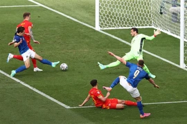 Tiền đạo Italy Andrea Belotti (số 9) sút bóng về phía khung thành Xứ Wales trong trận đấu lượt cuối bảng A, vòng chung kết EURO 2020 tại Rome, ngày 20/6/2021. (Ảnh: AFP/TTXVN)