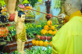 Nghi lễ tắm Phật. (Nguồn: TTXVN)