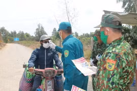 Lực lượng biên phòng phòng, chống dịch bệnh trên vùng biên giới. (Ảnh: Văn Khương/TTXVN)