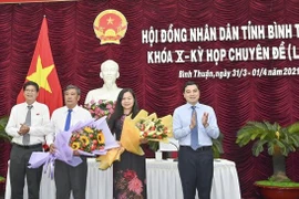 Chủ tịch HĐND tỉnh Bình Thuận Nguyễn Hoài Anh tặng hoa chúc mừng Phó Chủ tịch Hội đồng Nhân dân tỉnh Nguyễn Thị Thuận Bích và Phó Chủ tịch Ủy ban Nhân dân tỉnh Nguyễn Văn Phong (thứ hai từ trái sang). (Ảnh: Nguyễn Thanh/TTXVN)