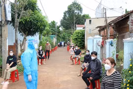 Xét nghiệm trên diện rộng cho người dân thị xã Buôn Hồ sau khi ghi nhận các chùm ca bệnh phức tạp. (Ảnh: Tuấn Anh/TTXVN)