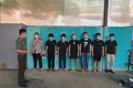 Bảy người nước ngoài trốn trong thùng xe tải nhập cảnh trái phép vào Việt Nam. (Ảnh: Tuấn Minh/TTXVN phát)