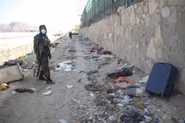 Thành viên Taliban gác tại hiện trường vụ đánh bom liều chết bên ngoài sân bay quốc tế ở Kabul, Afghanistan ngày 27/8/2021. (Ảnh: THX/TTXVN)