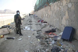 Thành viên Taliban gác tại hiện trường vụ đánh bom liều chết bên ngoài sân bay quốc tế ở Kabul, Afghanistan ngày 27/8/2021. (Ảnh: THX/TTXVN)
