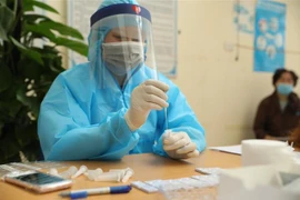 Xét nghiệm cho người có nguy cơ cao nhiễm SARS-CoV-2 tại quận Nam Từ Liêm, Hà Nội. (Ảnh: Minh Quyết/TTXVN)
