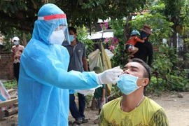 Các y, bác sỹ lấy mẫu xét nghiệm cho người dân xã Ea Trol, huyện Sông Hinh, Phú Yên. (Ảnh: Phạm Cường/TTXVN)