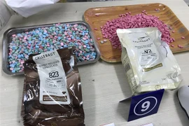 Số ma túy được ngụy trang tinh vi trong ruột những viên kẹo chocolate. (Ảnh: TTXVN phát)