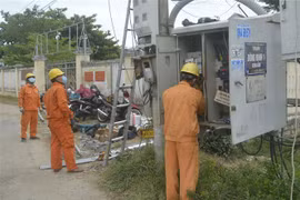 Kiểm tra các trạm biến áp, không để quá tải điện. (Ảnh: Tường Quân/TTXVN)