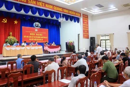 Các ứng cử viên đại biểu Quốc hội khóa XV ở đơn vị bầu cử số 1 của tỉnh Vĩnh Long tiếp xúc cử tri thành phố Vĩnh Long. (Ảnh: Phạm Minh Tuấn/TTXVN)