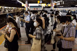 Người dân đeo khẩu trang phòng dịch COVID-19 tại Tokyo, Nhật Bản. (Ảnh: AFP/TTXVN)