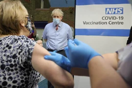 Tiêm vaccine phòng COVID-19 cho người dân tại bệnh viện ở London, Anh. (Ảnh: AFP/TTXVN)