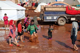 Trẻ em tại một trại tị nạn ở tỉnh Idlib, Syria ngày 17/12/2020. (Ảnh: AFP/TTXVN)