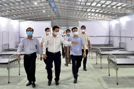 Phó Thủ tướng Vũ Đức Đam kiểm tra công tác phòng, chống dịch tại Bệnh viện dã chiến số 1 (tại Khu công nghiệp Thành Thành Công, thị xã Trảng Bàng, tỉnh Tây Ninh). (Ảnh: Diệp Trương/TTXVN)