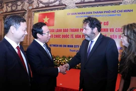 Ông Nguyễn Văn Nên, Ủy viên Bộ Chính trị, Bí thư Thành ủy Thành phố Hồ Chí Minh (thứ hai từ trái sang) trao đổi với ông Carel Richter, Tổng Lãnh sự Hà Lan tại Thành phố Hồ Chí Minh, Trưởng Đoàn lãnh sự tại Thành phố Hồ Chí Minh tại buổi gặp mặt. (Ảnh: Xuâ