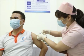 Tiêm vaccine COVIVAC cho tình nguyện viên. (Ảnh: Minh Quyết/TTXVN)