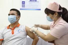 Tiêm vaccine COVIVAC cho tình nguyện viên. (Ảnh: Minh Quyết/TTXVN)