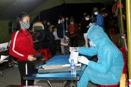 Khai báo tại một chốt kiểm soát khi vào Quảng Ninh. (Ảnh: Văn Đức/TTXVN)