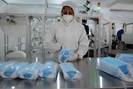 Công nhân làm việc tại nhà máy sản xuất khẩu trang ở Gampaha, Sri Lanka. (Ảnh: THX/TTXVN)