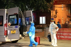 Người dân lên xe ôtô, di dời khỏi 'ổ dịch.' (Ảnh: Văn Cảnh/TTXVN)