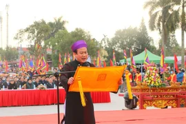 Đọc chúc văn trong lễ kỷ niệm 435 năm ngày mất Danh nhân văn hóa Trạng Trình Nguyễn Bỉnh Khiêm. (Ảnh: Minh Thu/TTXVN)