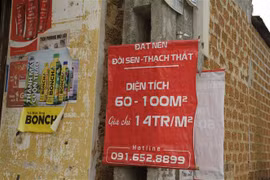 Biển bán đất được treo ở nhiều nơi tại huyện Thạch Thất, tạo ra một 'cơn sốt đất' ở địa phương này. (Ảnh: Mạnh Khánh/TTXVN)