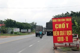 Chốt liên ngành kiểm soát phòng, chống dịch COVID-19 trên Quốc lộ 1A (huyện Hàm Tân). (Ảnh: Nguyễn Thanh/TTXVN)