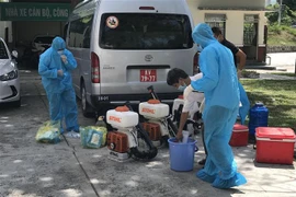 Cán bộ, chiến sĩ Bộ Chỉ huy Quân sự tỉnh Khánh Hòa cùng với các lực lượng y tế tiến hành phun khử khuẩn khu vực cách ly tại Trường Cao đẳng Sư phạm Trung ương Nha Trang. (Ảnh: Phan Sáu/TTXVN)