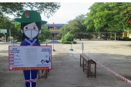 Điểm thi Trường THCS Trần Hưng Đạo dừng thi do có trường hợp nghi dương tính với SARS-CoV-2. (Ảnh: Xuân Triệu/TTXVN)