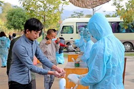 Rửa tay sát khuẩn tại khu cách ly tập trung. (Ảnh: Thanh Hải/TTXVN)