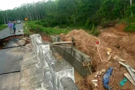 Đoạn sập nằm ngay chỗ mối Cầu Lô 23 hướng từ phía huyện Dầu Tiếng đi vào, trên tuyến đường ĐH 701. (Ảnh: TTXVN phát)