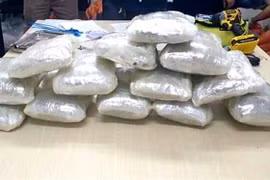 Hơn 20kg chất ma túy giấu trong kiện hàng gửi chuyển phát nhanh. (Nguồn: TTXVN)